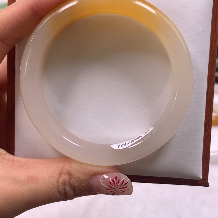 石英质玉手镯未镶嵌被****王