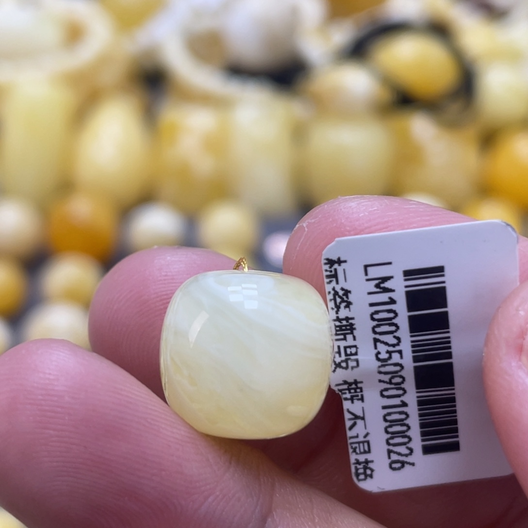 蜜蜡未镶嵌裸石13.9*13mm荧光拉丝老型