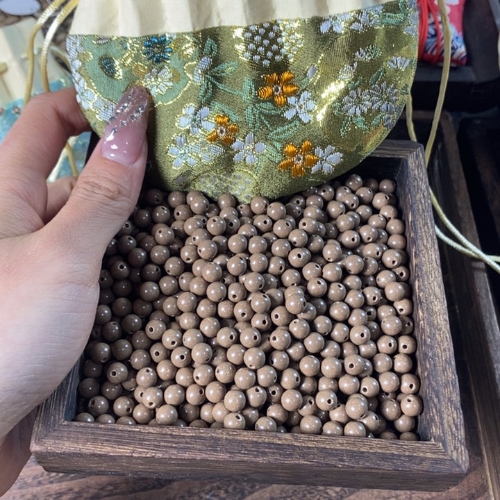 泥塑白龙涎0.6瑕疵珠香包约50克