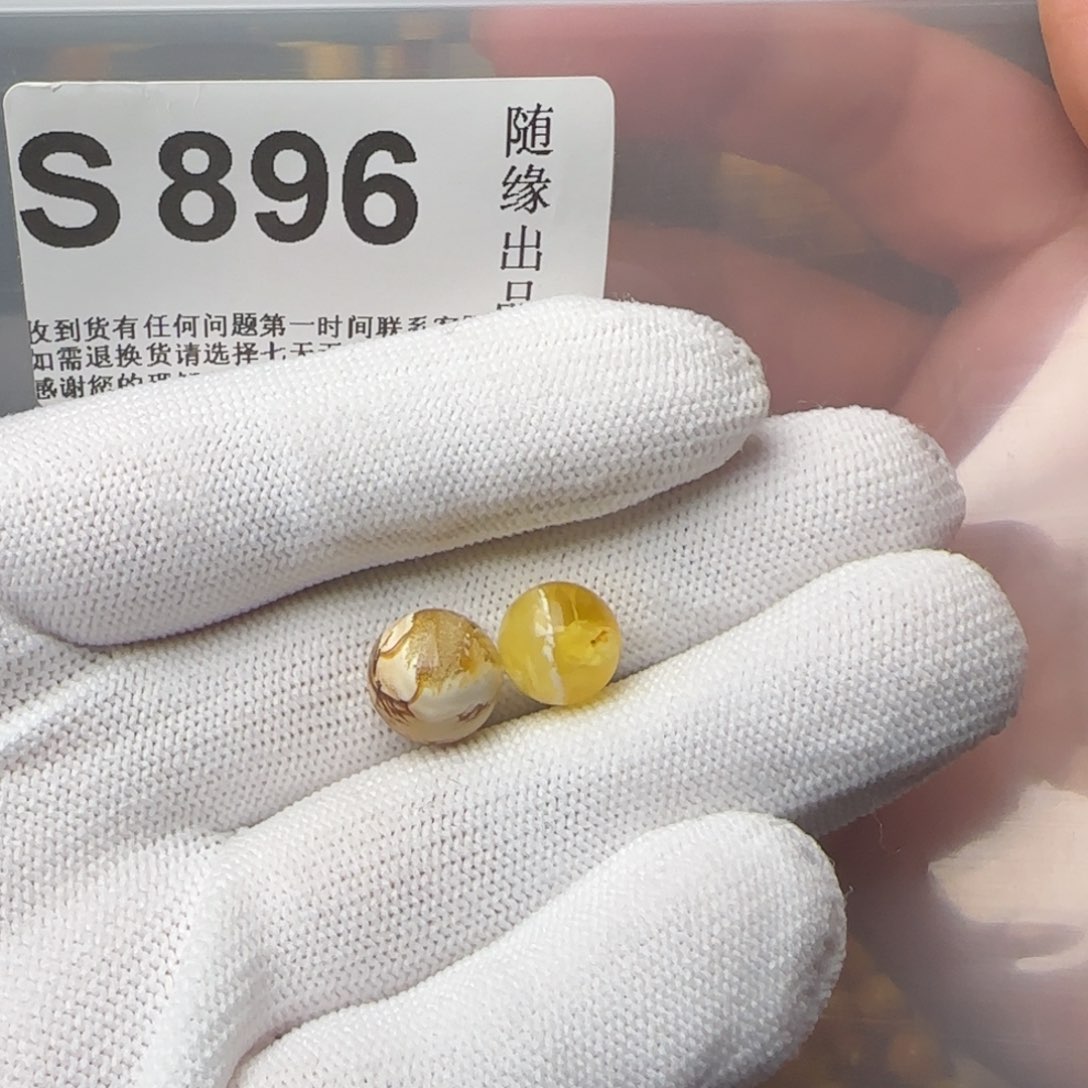 琥珀裸石未镶嵌。***微