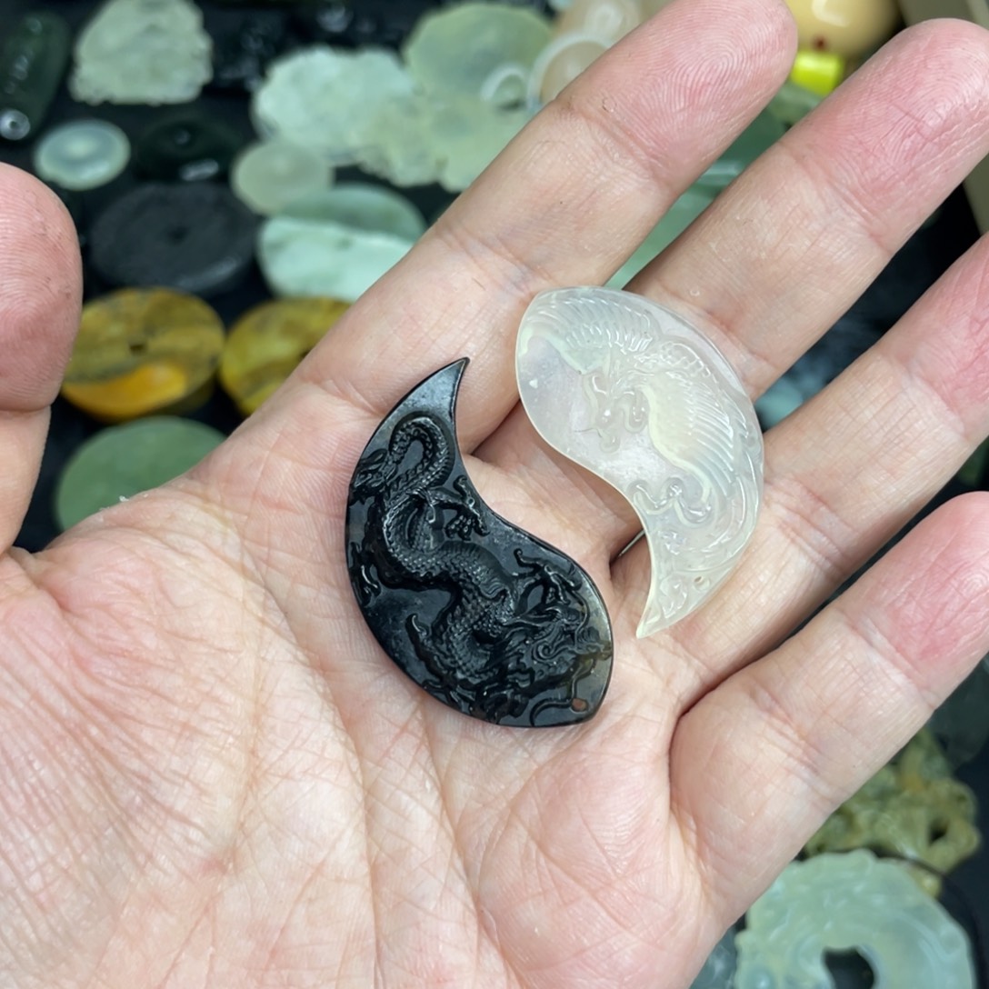 用***2岫玉未镶嵌颈饰龙凤