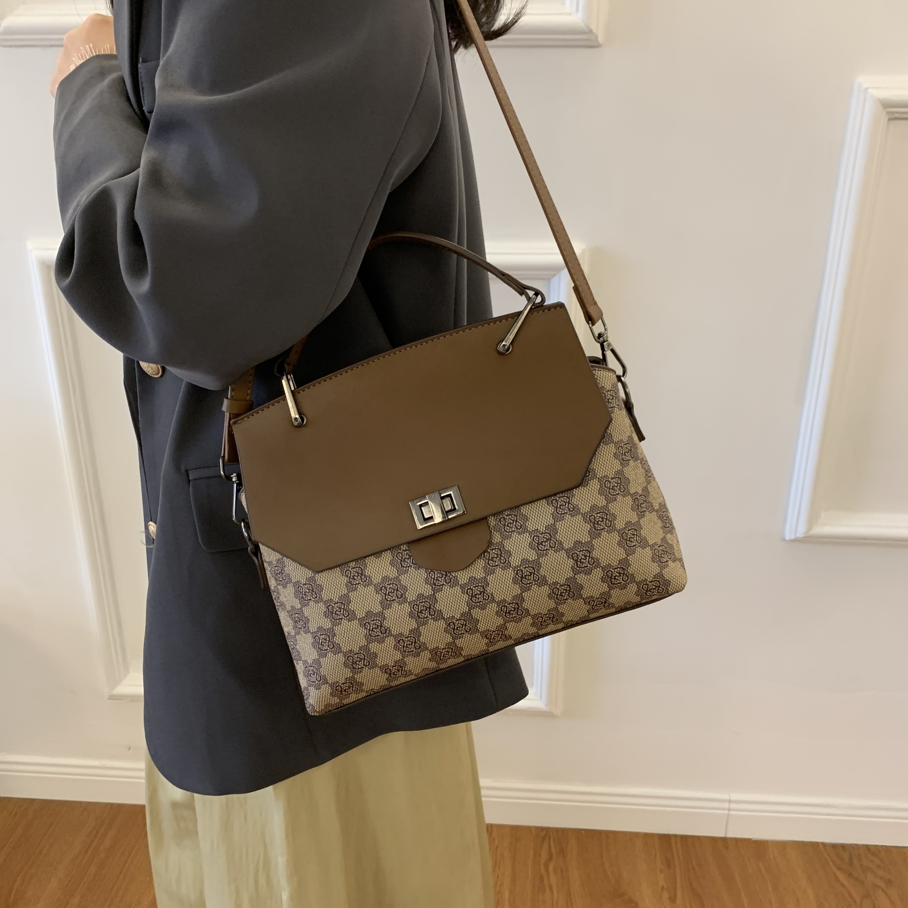 耐磨多层款复古单肩包斜跨网红女士小方包小众小包包简约洋气