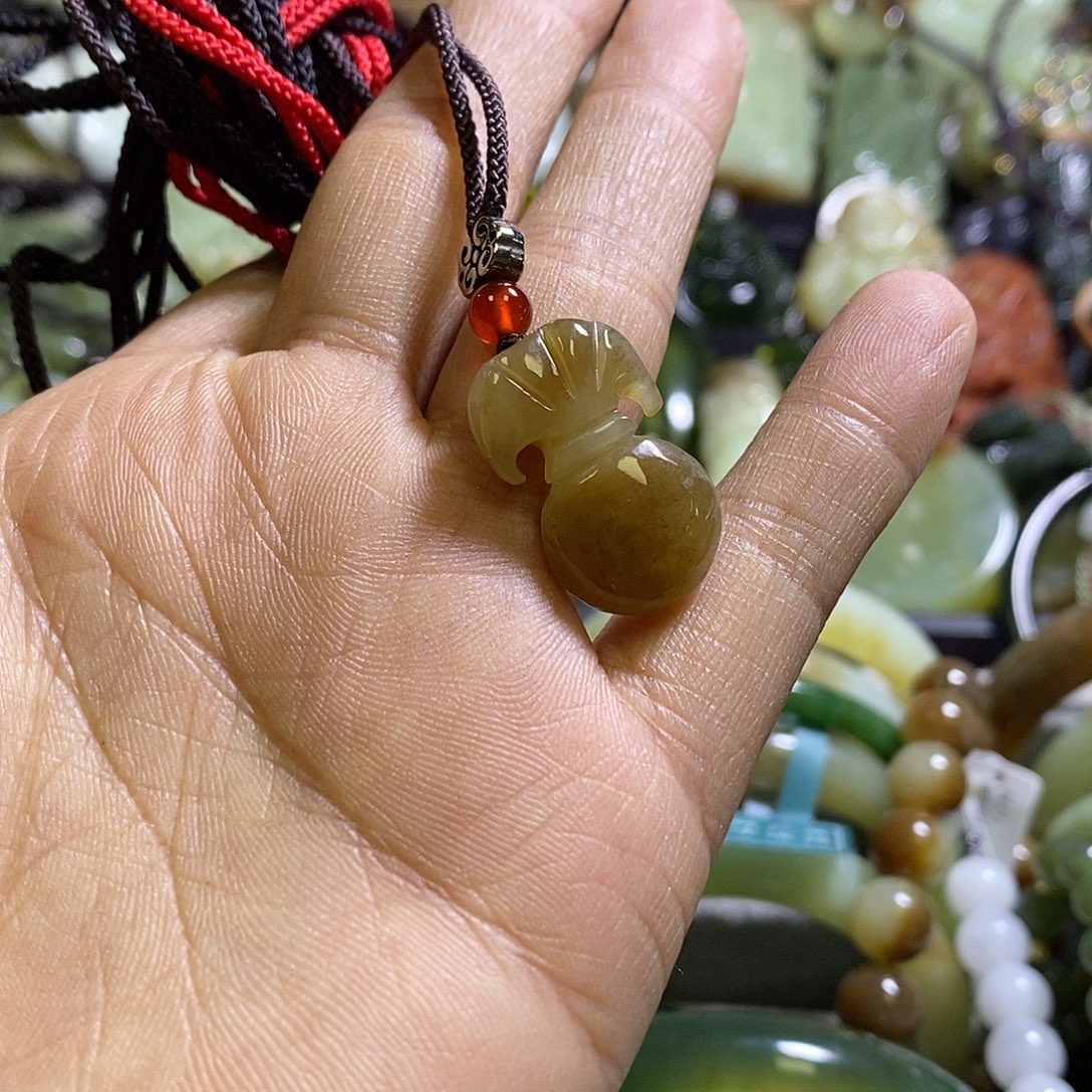 和田玉未镶嵌颈饰一个