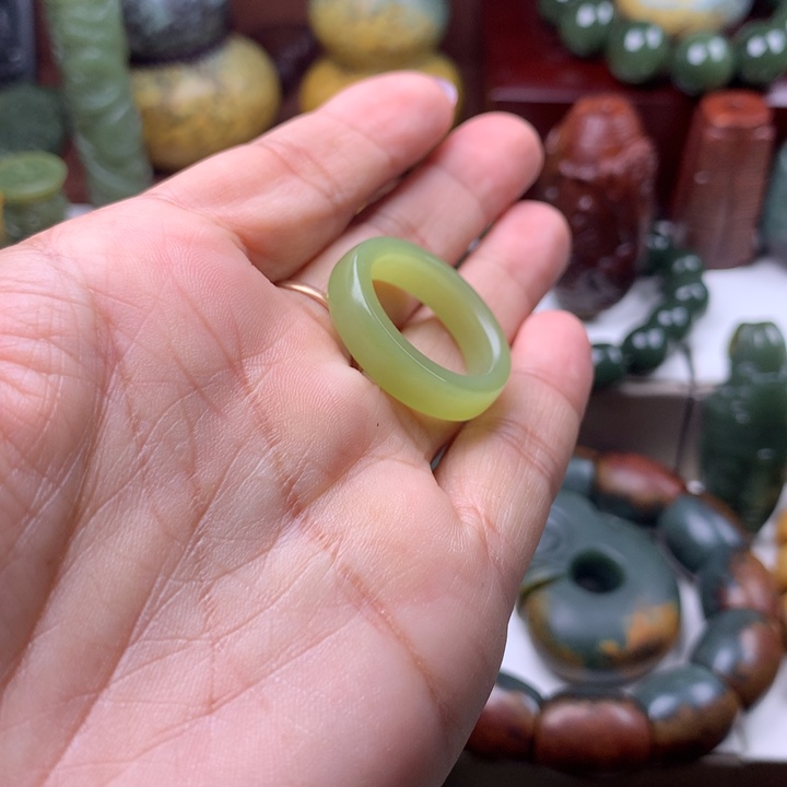 岫岩老玉（透闪石质玉）戒圈未镶嵌