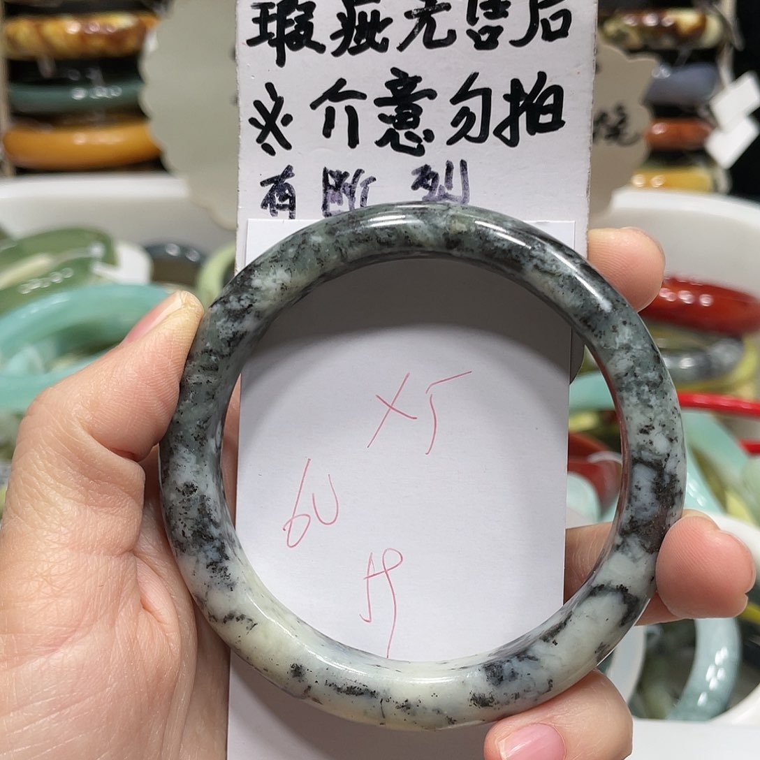 蛇纹石玉手镯未镶嵌