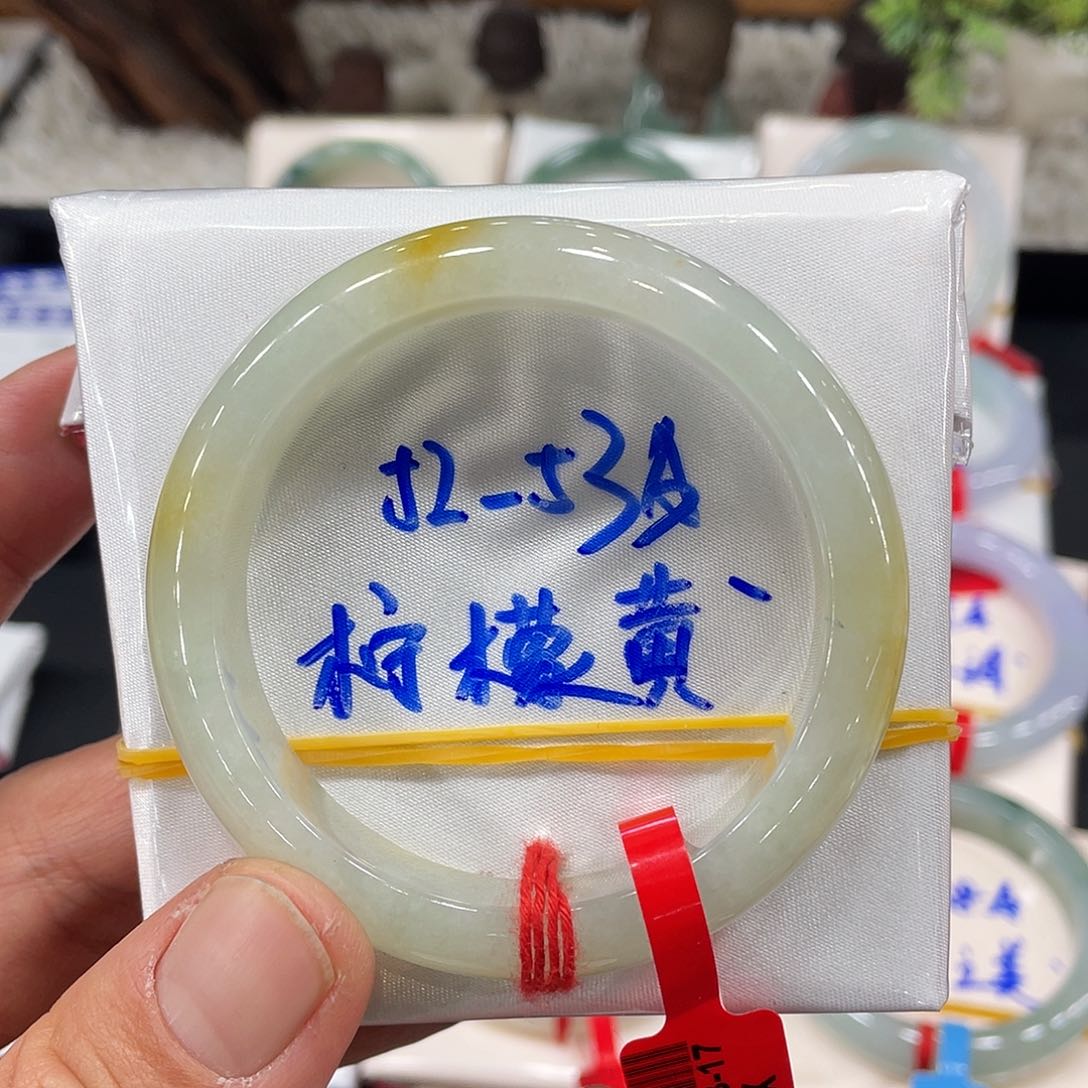 翡翠手镯未镶嵌翡翠