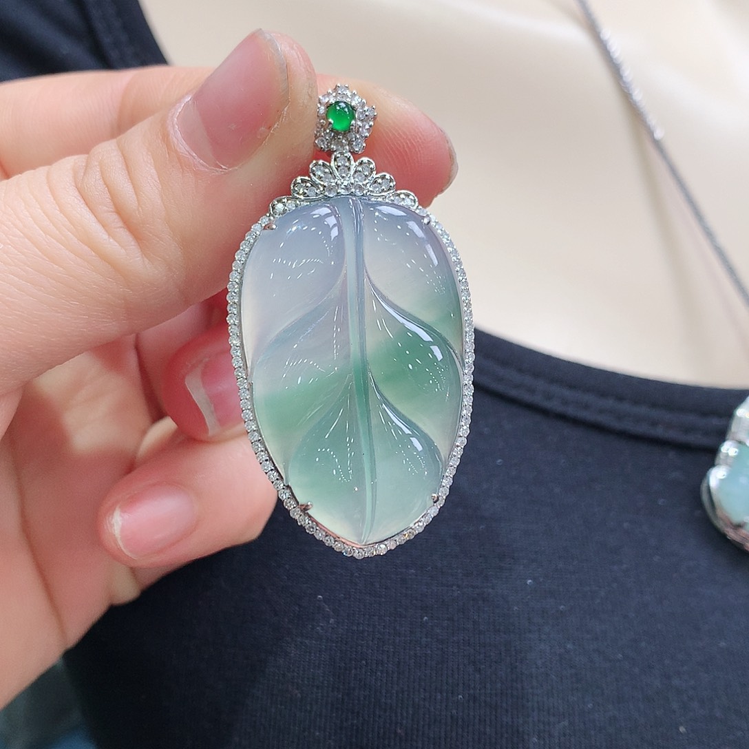 翡翠颈饰18K金镶嵌叶子