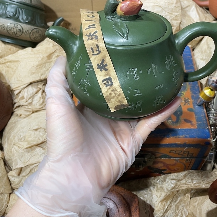 紫砂茶壶原矿泥料，手工制作的一把紫砂壶。