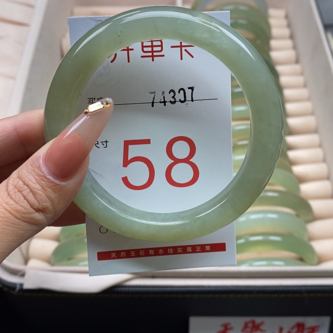 蛇纹石玉手镯未镶嵌