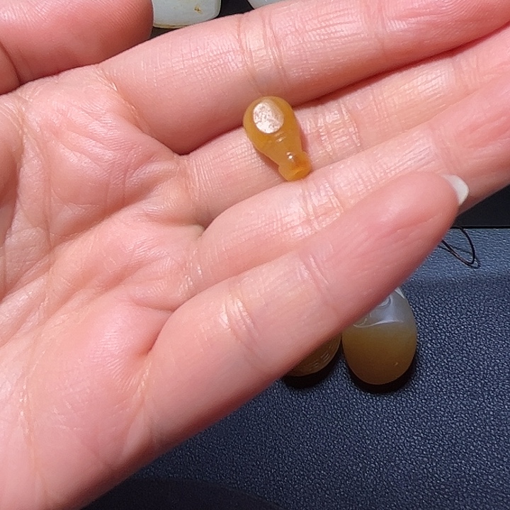 春***开和田玉未镶嵌车挂