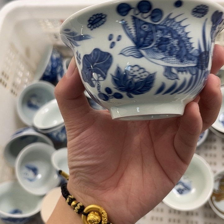 瓷片景德镇青花鱼藻纹主人杯