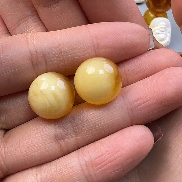 欧***家蜜蜡未镶嵌珠宝奇石