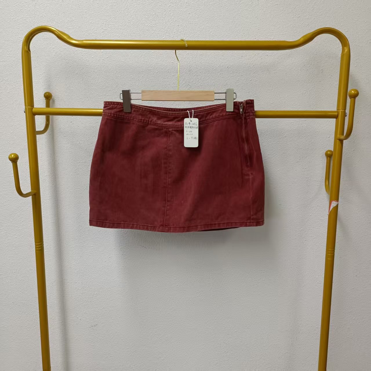 唯琳剪标   3仓P2-9-1056款   酒红色侧拉链牛仔短裙
