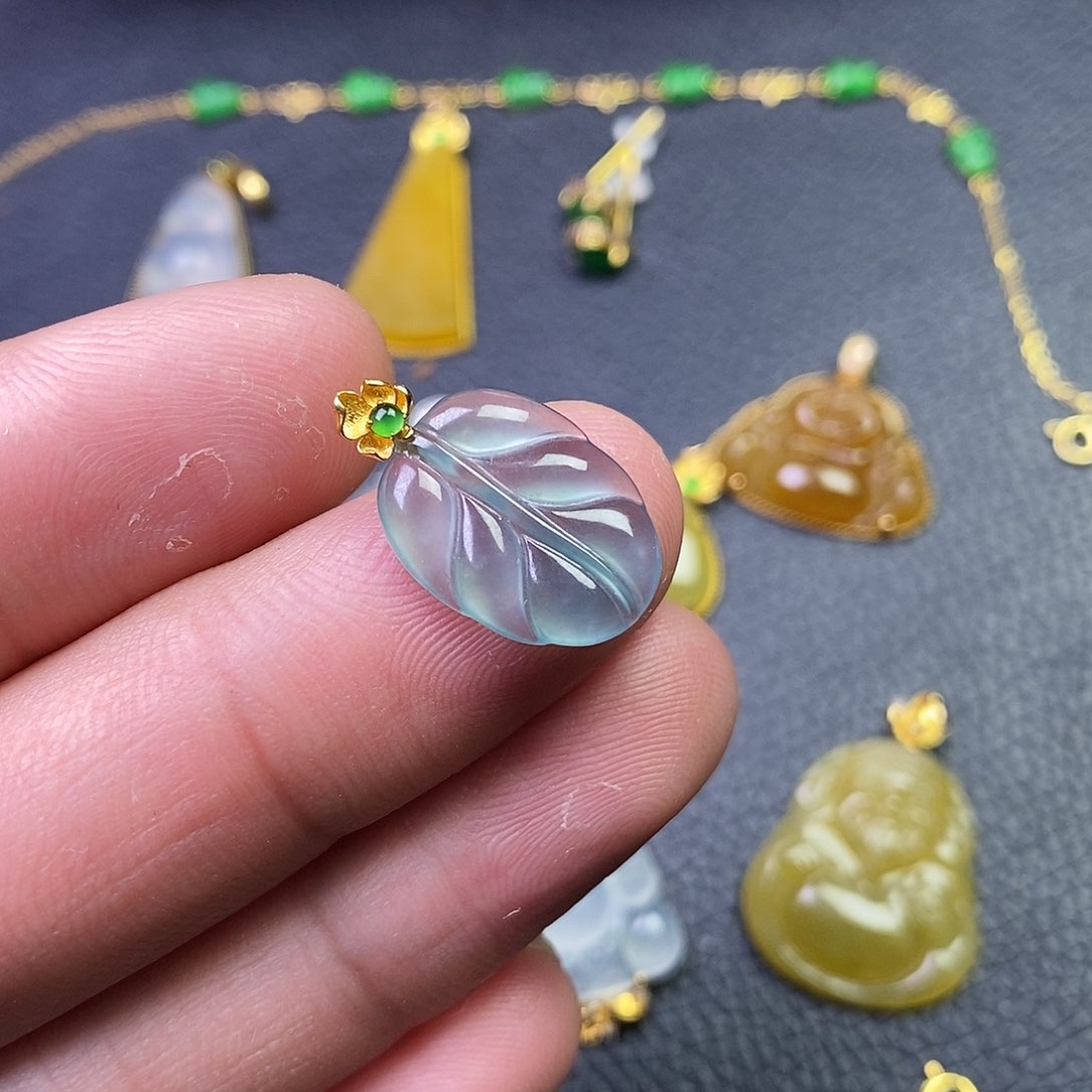 颈饰18K金镶嵌翡翠