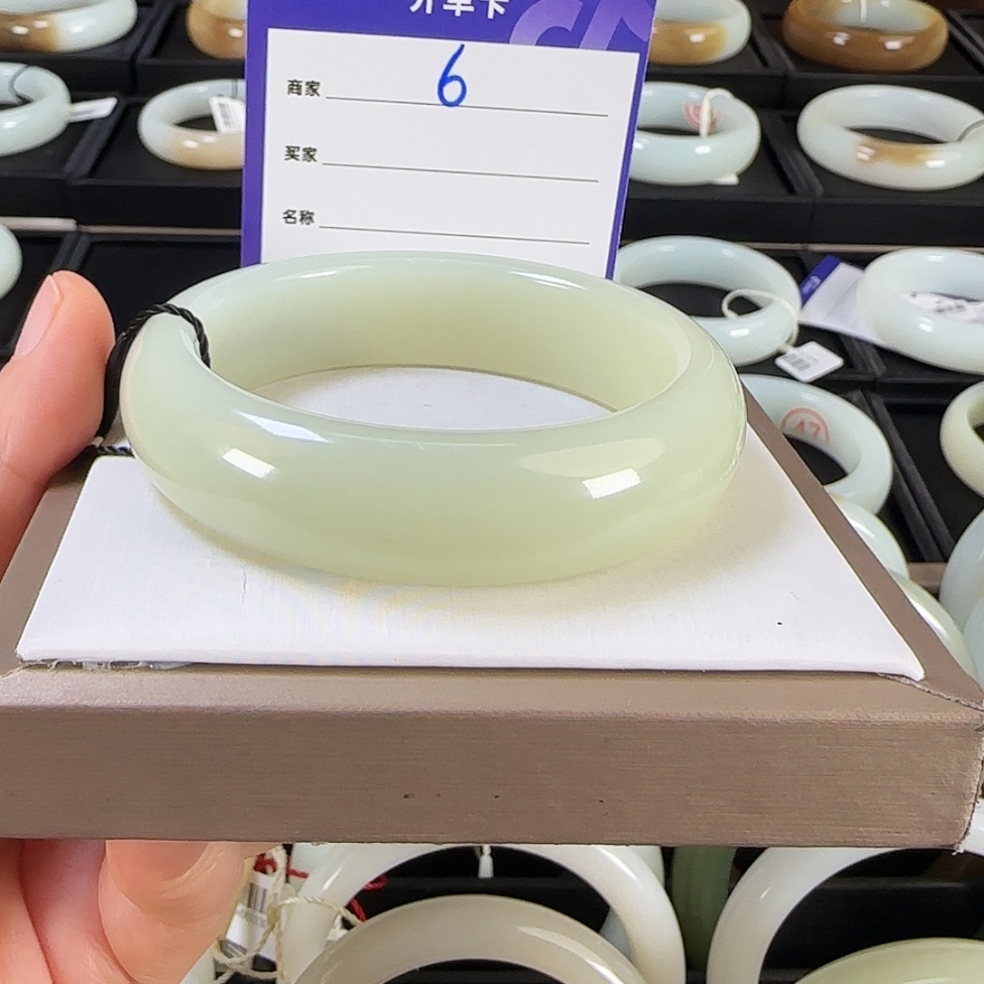 浅***暖和田玉未镶嵌手镯55.56