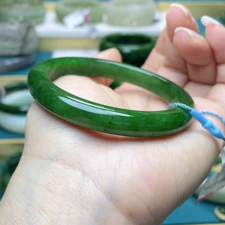 和田玉手镯58+圈口。编号108未镶嵌