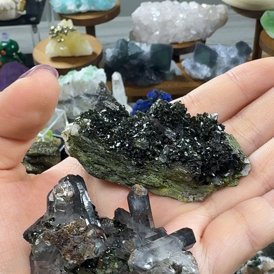 石材绿帘水晶摆件