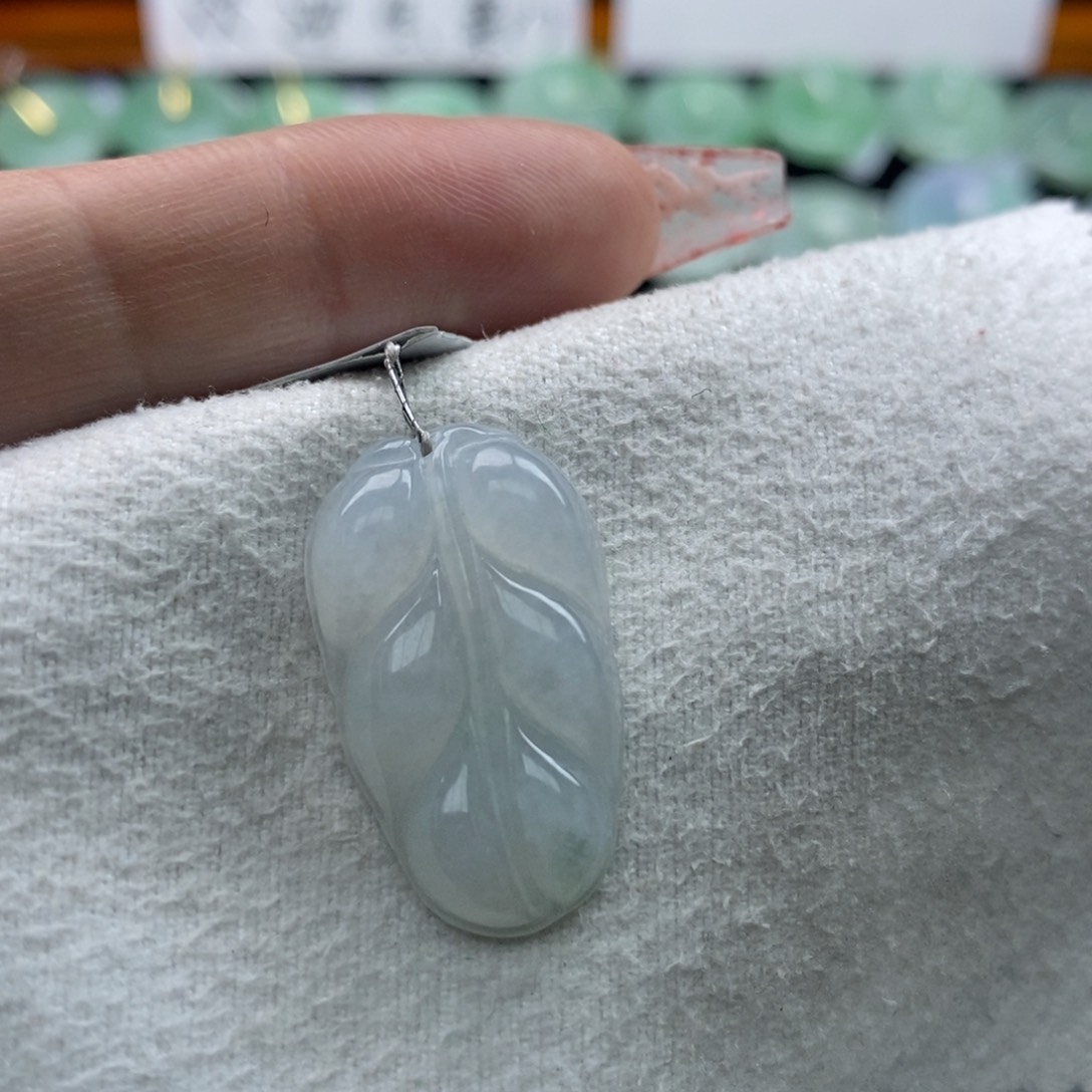 翡翠颈饰未镶嵌叶子