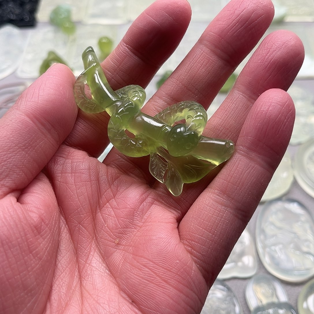 蛇纹石玉颈饰未镶嵌