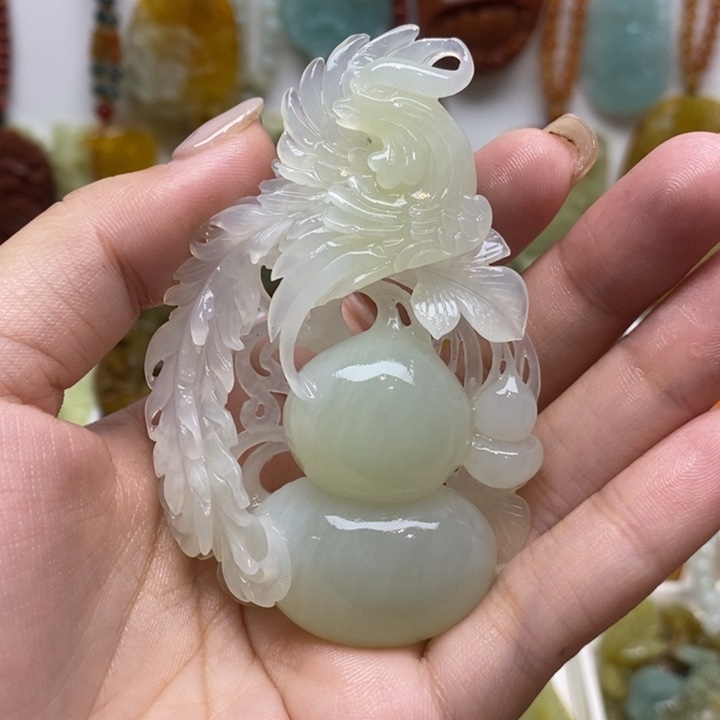 过***烟蛇纹石玉未镶嵌颈饰