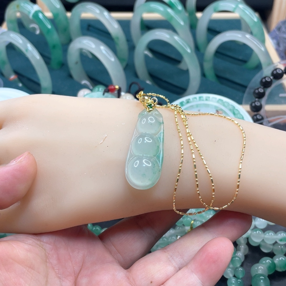 石英质玉未镶嵌颈饰