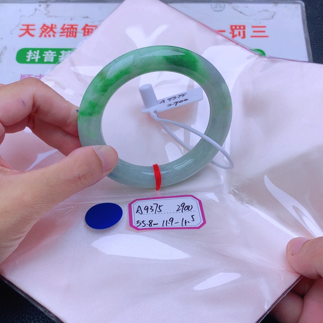 翡翠手镯未镶嵌翡翠