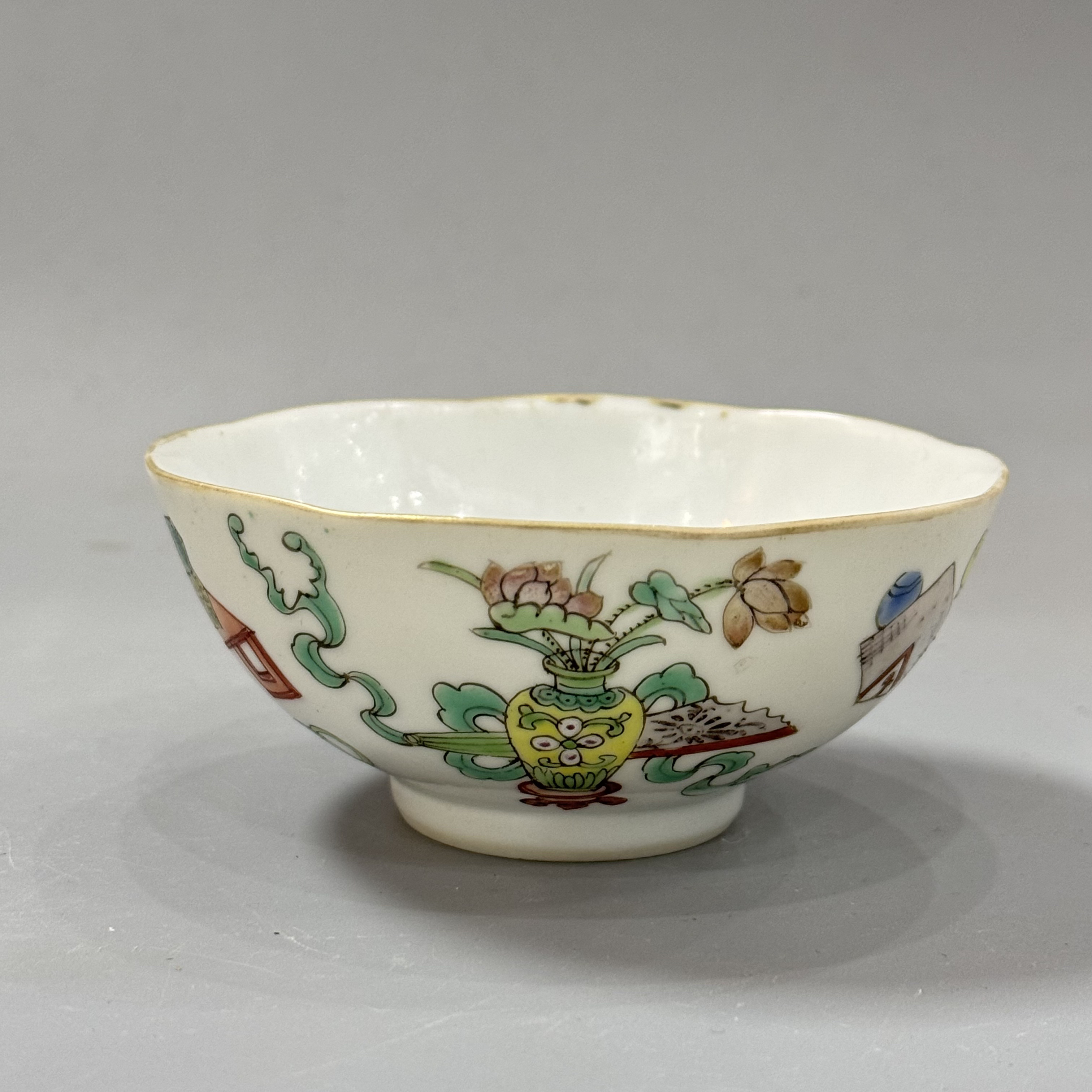 桃蝠纹款 粉彩博古纹茶圆 茶杯 直径9  