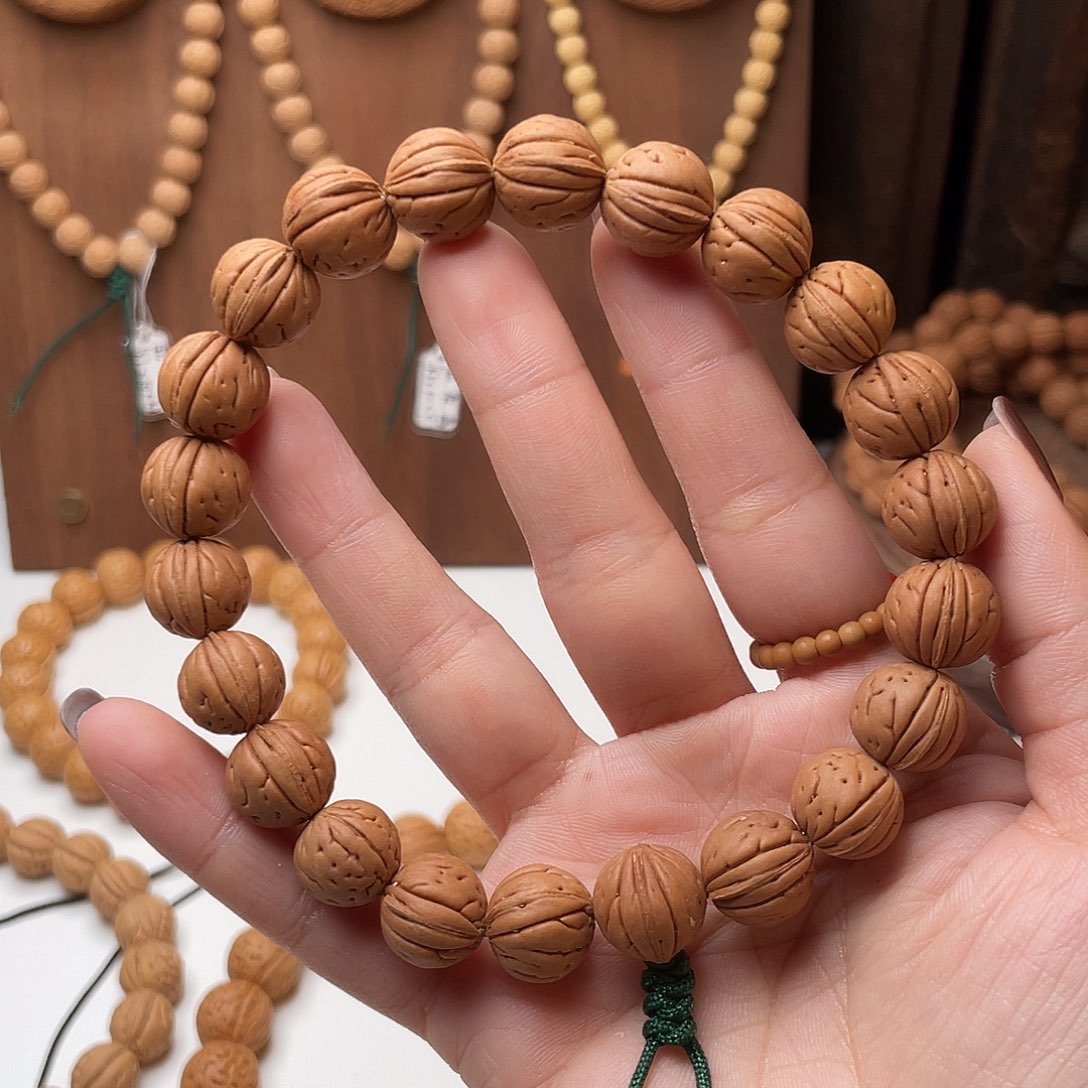 正***人13野生红皮桃核手持