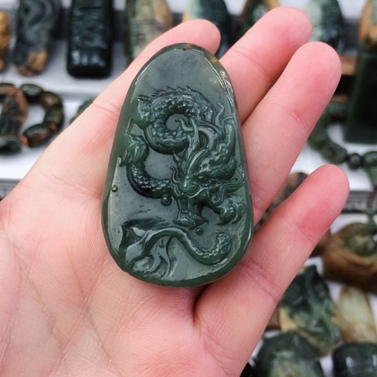 未镶嵌岫岩河磨玉（透闪石质玉）挂件