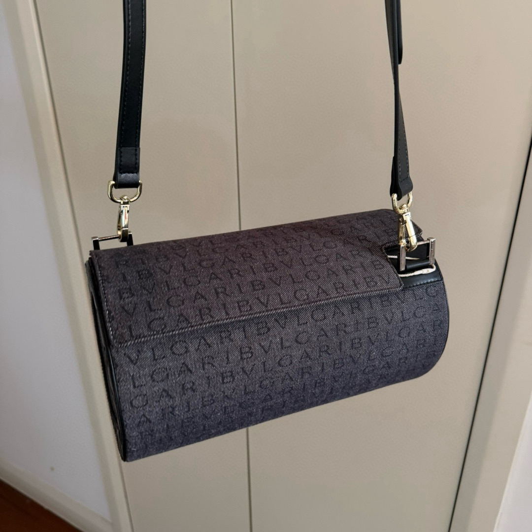 95新 BVLGARI/宝格丽 bvlgari 黑色字母圆筒包QX-18427506