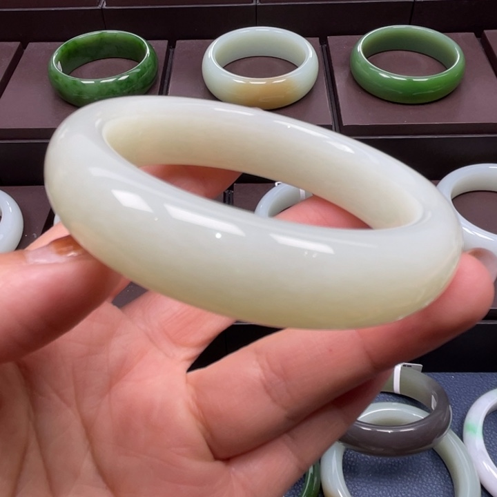 和田玉未镶嵌手镯