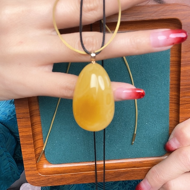 蜜蜡颈饰18K金镶嵌吊坠