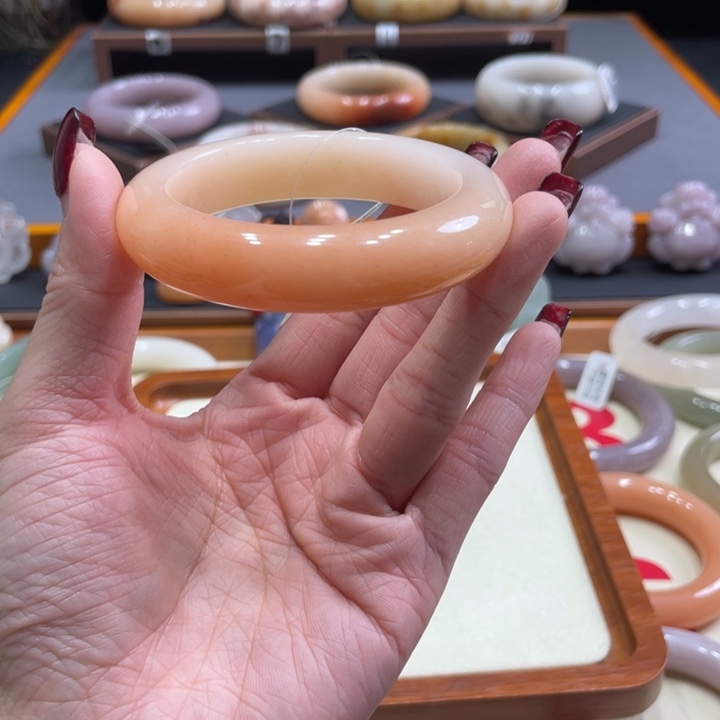 未镶嵌手镯石英质玉?*