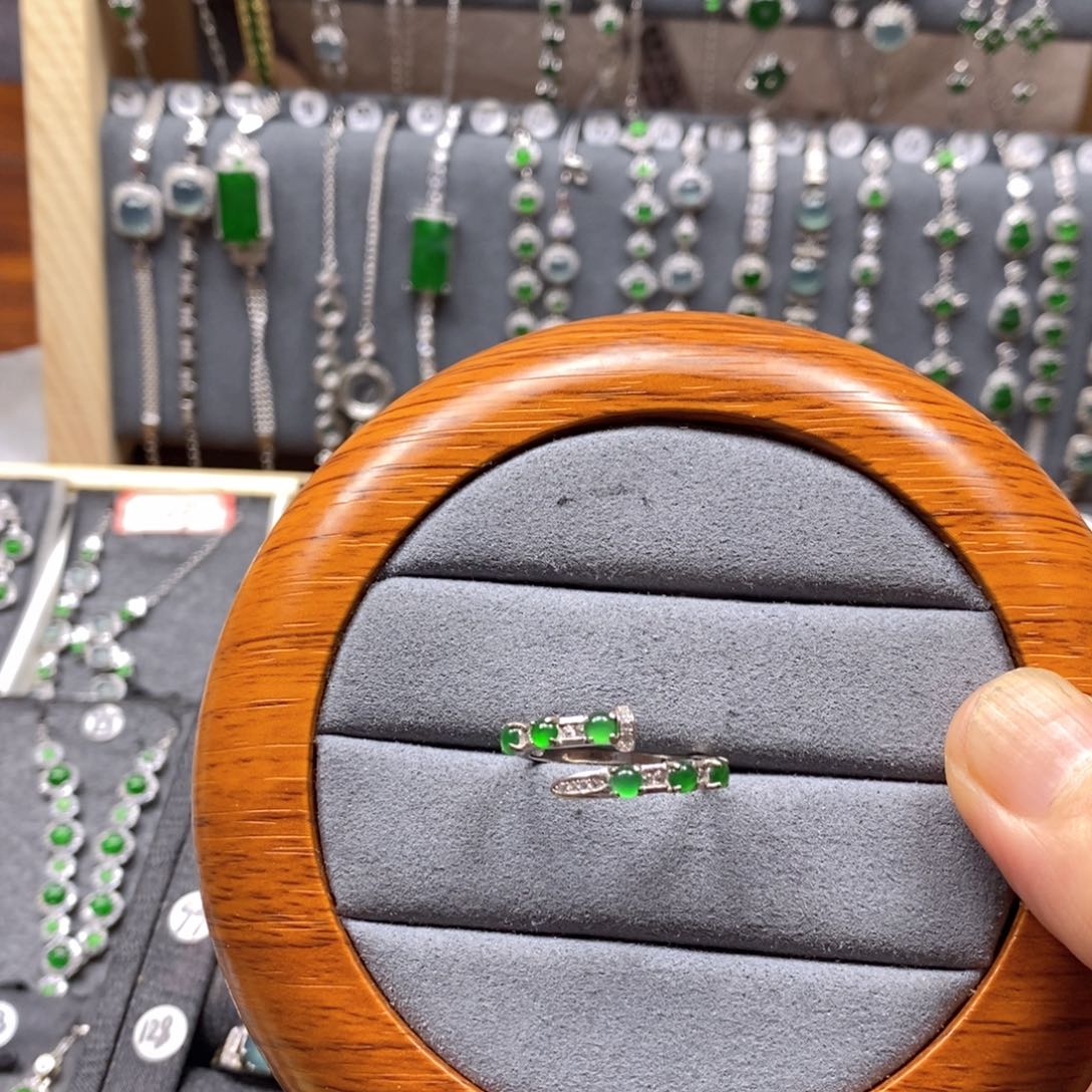 翡翠颈饰银S925镶嵌湾****?