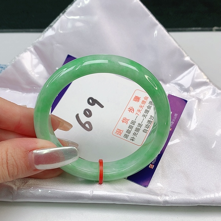 翡翠手镯未镶嵌翡翠手镯