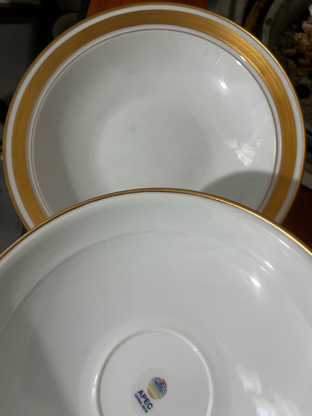 描金九寸合器一个金边陶瓷盘子