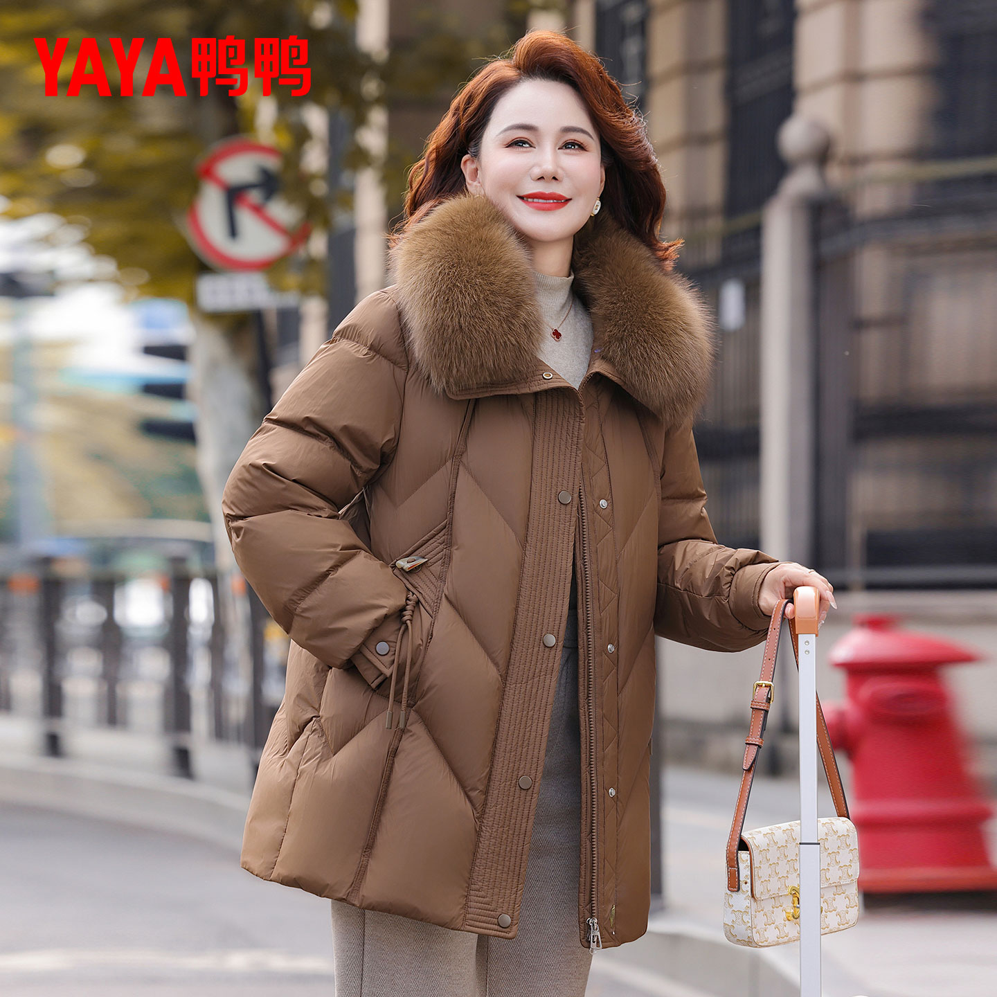 鸭鸭中老年冬季羽绒服女2025新妈妈冬装加厚保暖真毛领中老年外套