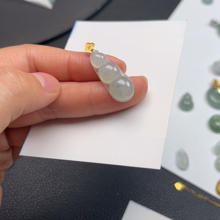 翡翠18K金镶嵌颈饰福豆