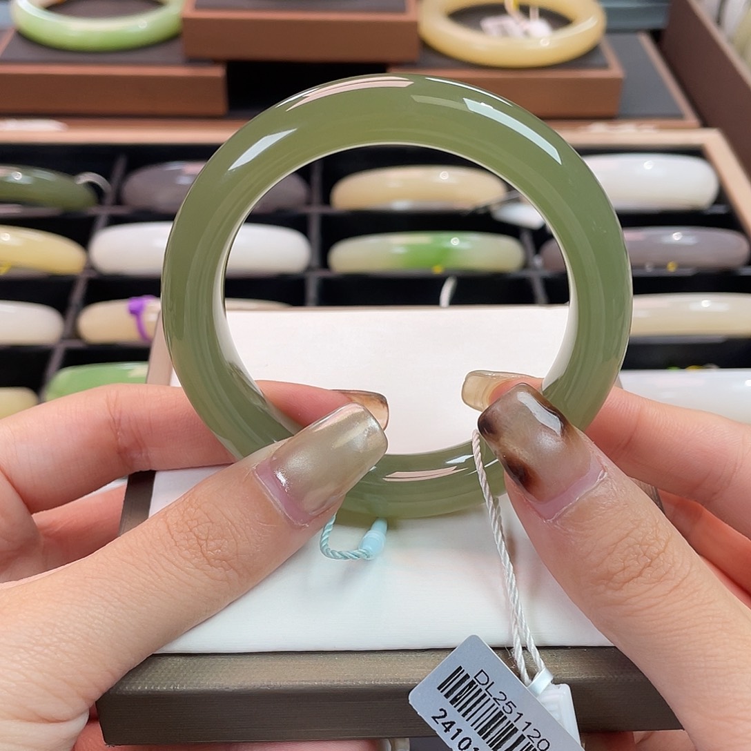 和田玉未镶嵌手镯冰茶绿