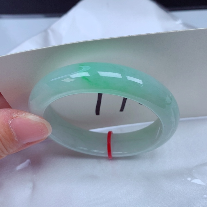 翡翠手镯未镶嵌翡翠