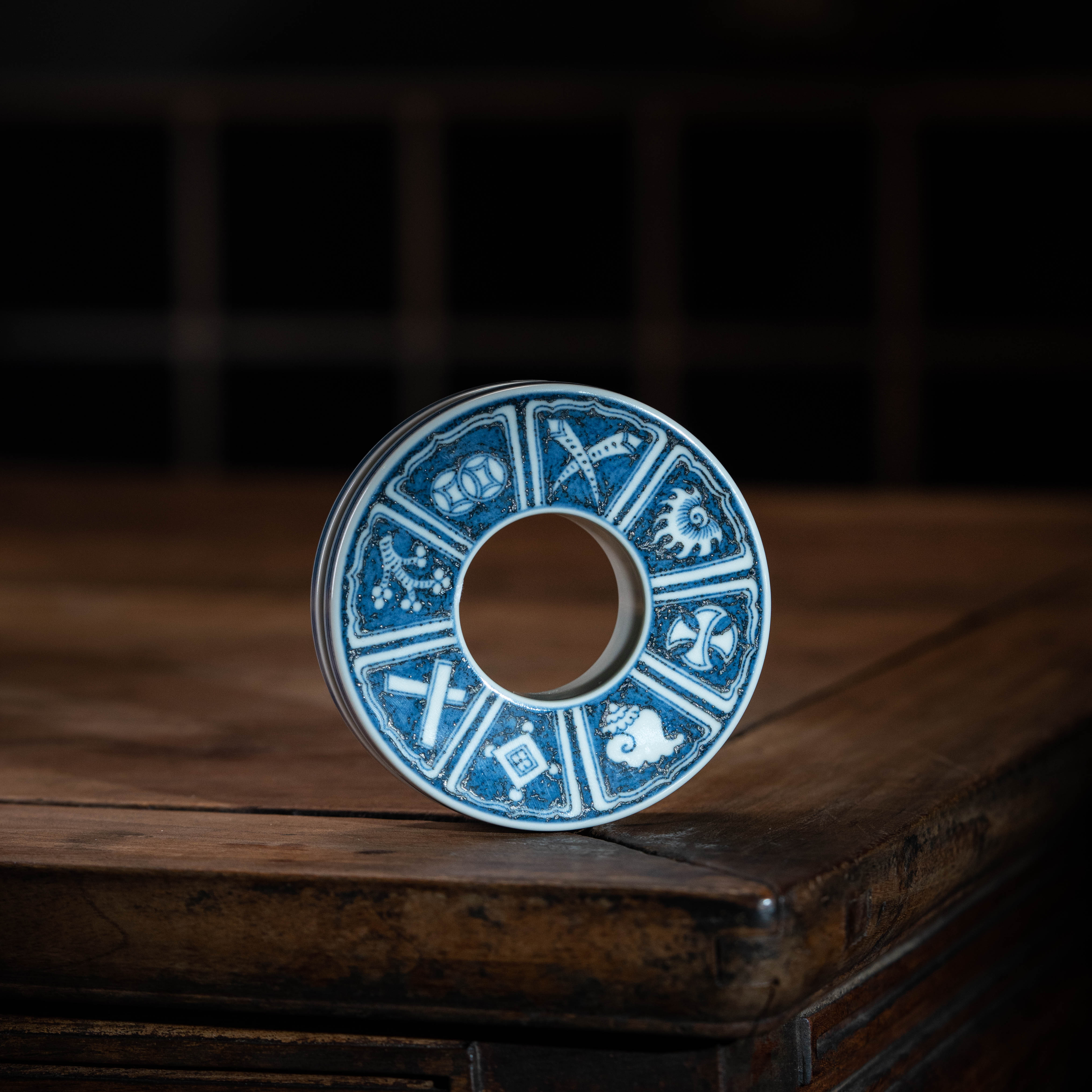 【搏泥幻化】蓝地八宝纹盖置 直径10cm瓷器茶周边