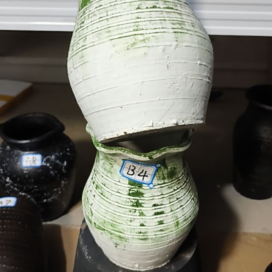 B4口径12高度18底部有孔