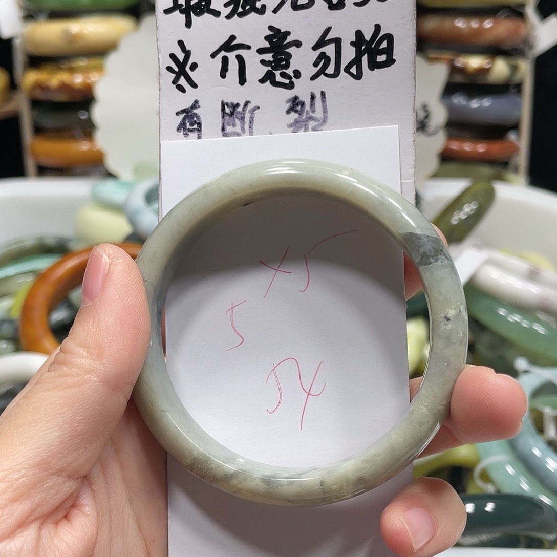 蛇纹石玉手镯未镶嵌