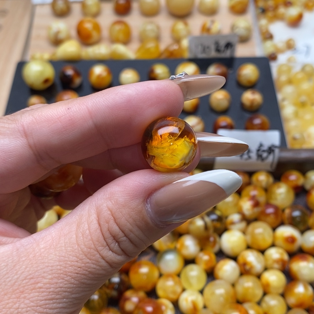 海***滨琥珀未镶嵌珠宝奇石蜜蜡