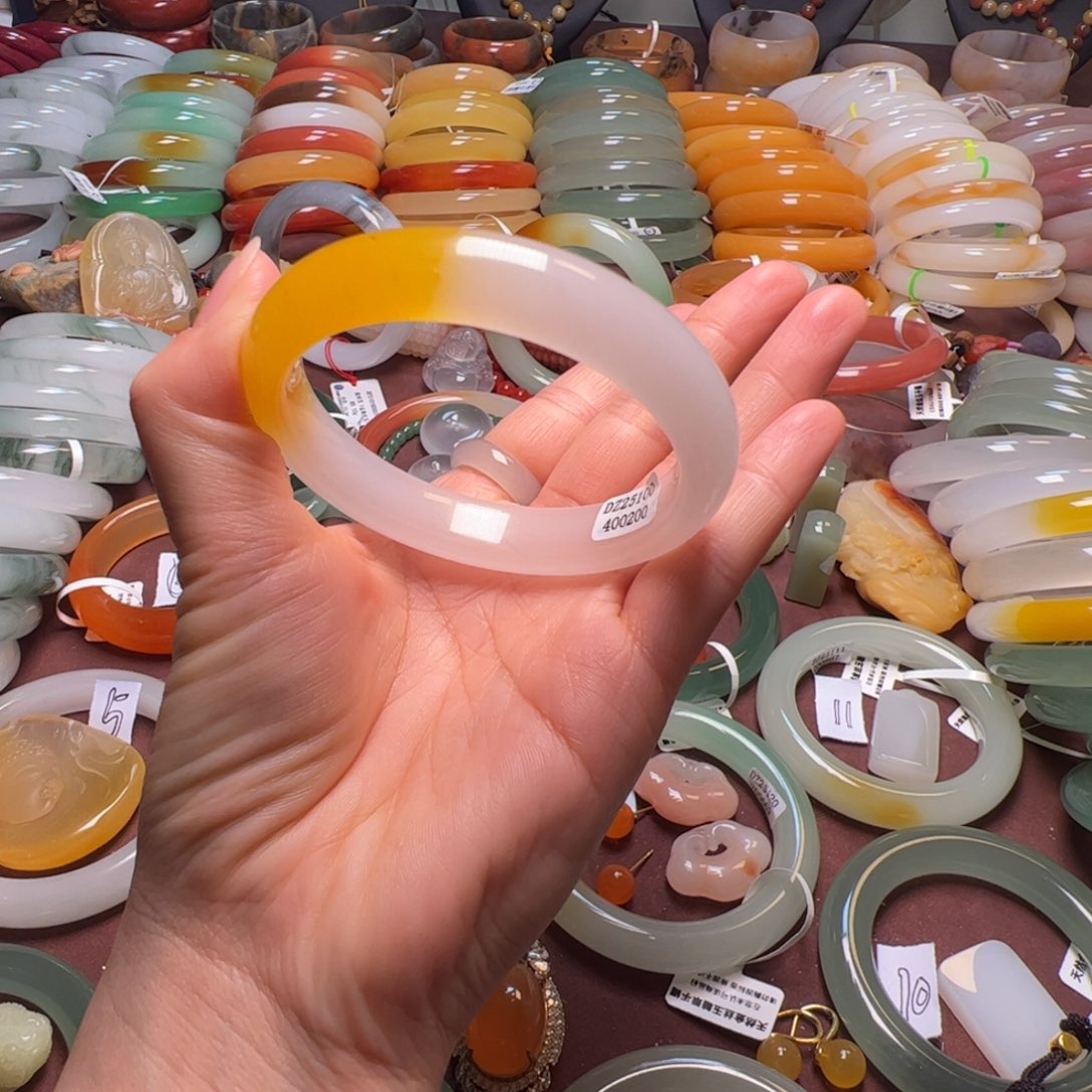 用***9石英岩玉未镶嵌手镯