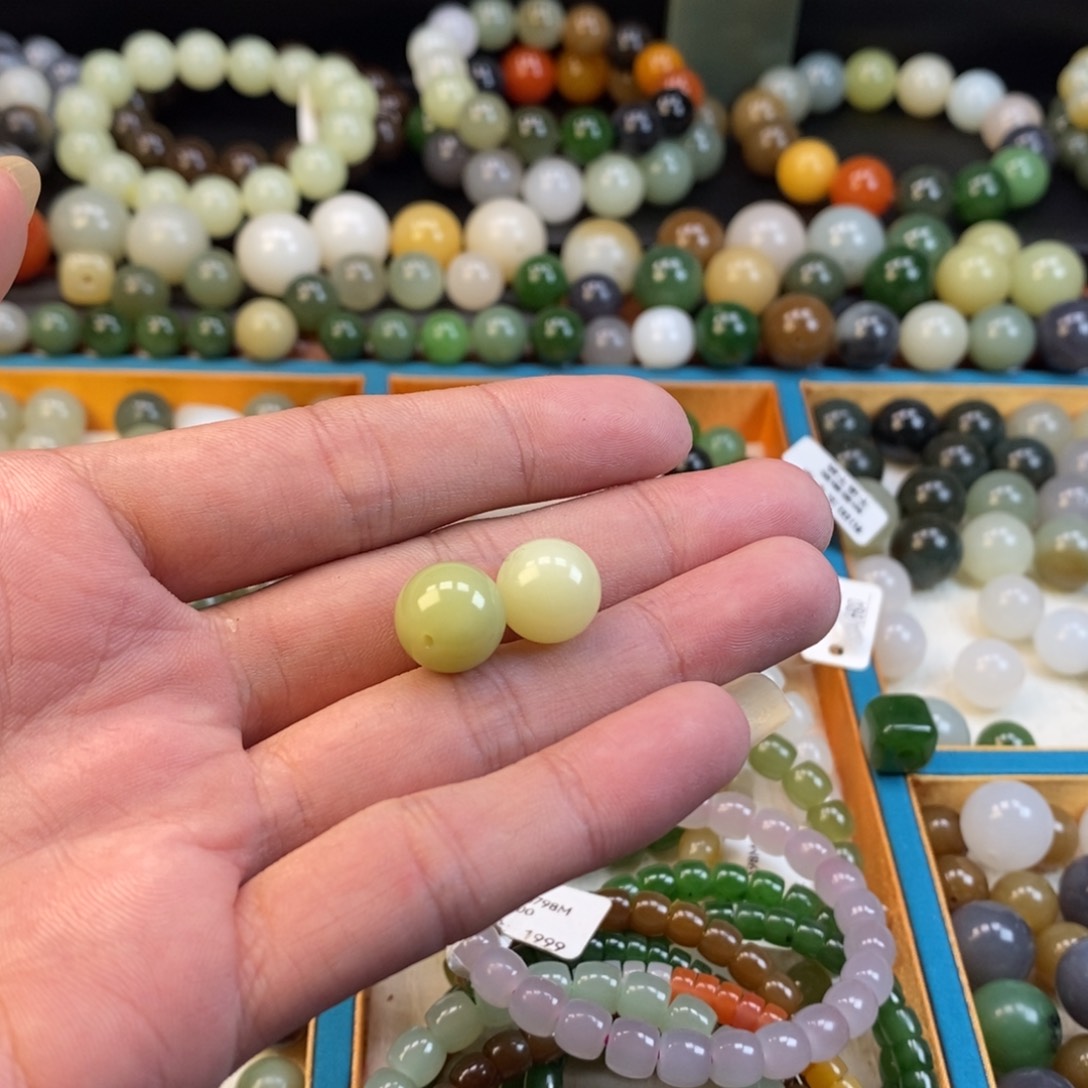 和田玉手串未镶嵌欣**嘉卡12黄口单珠两颗