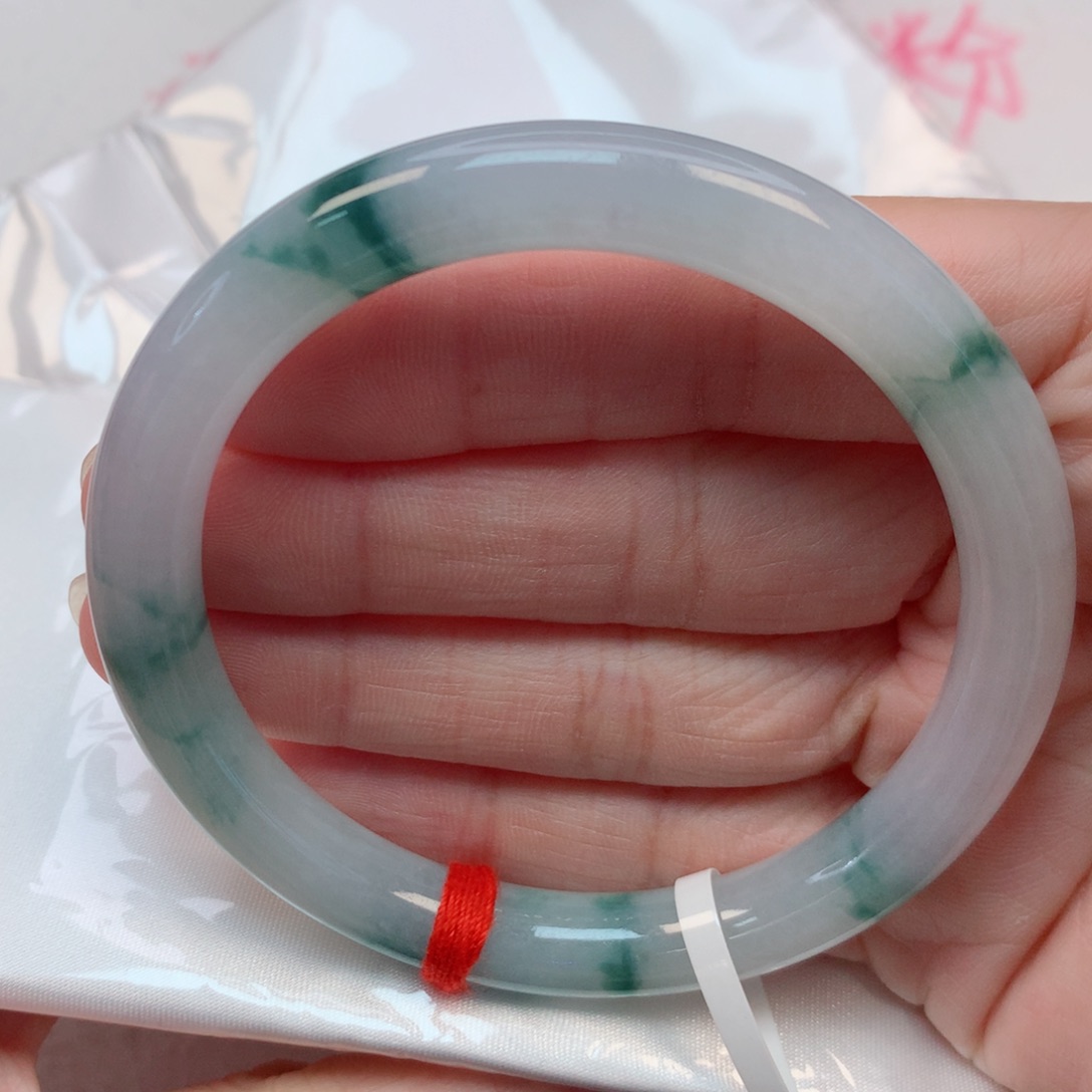 翡翠手镯未镶嵌56.4圆条 白底飘灵动绿花