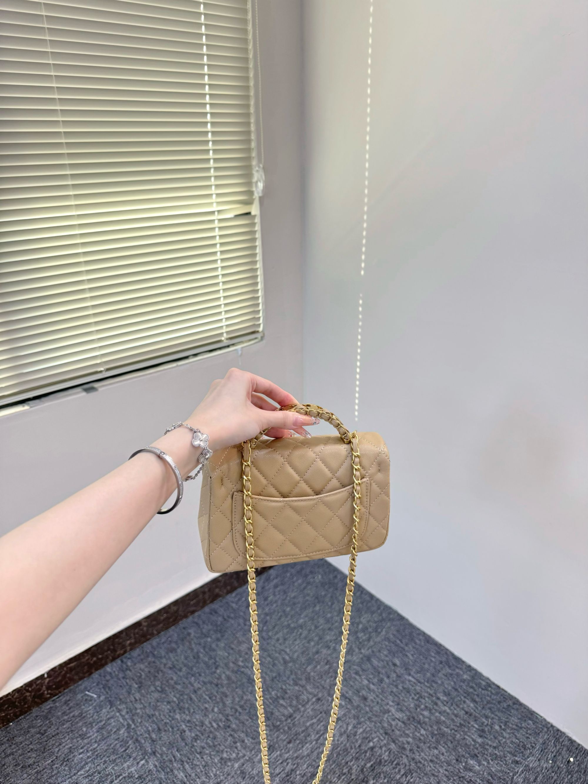 QIQI【25B手柄大mini】荔枝CF斜挎包（无公仔挂件）