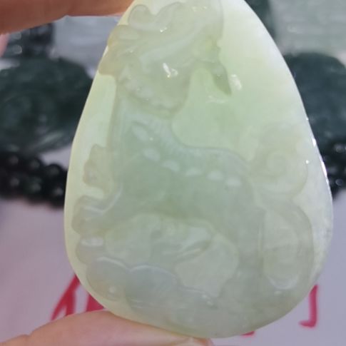 翡翠颈饰未镶嵌天然的A货翡翠