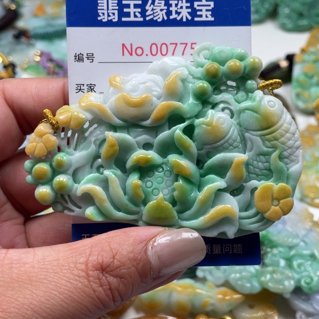 翡翠挂件未镶嵌爱*谷